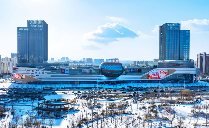 康硕展730㎡户外广告显示屏亮相青岛王府井 解锁商圈新地标